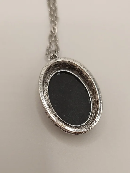 Cat Cameo Pendant Silvertone Necklace in Black and White NEW - Picture 8 of 14